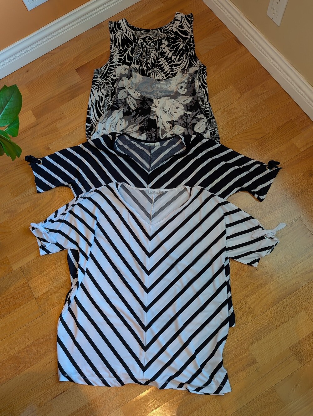 Bundles Of 4 Croft& Barrow Black & White Striped V-Neck Tie-Sleeve Women's Top